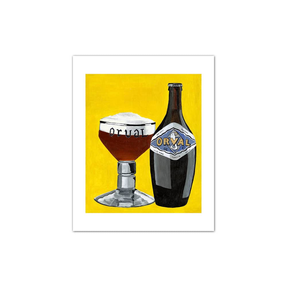 Une bouteille de bière Orval à côté d'un verre rempli d'Orval